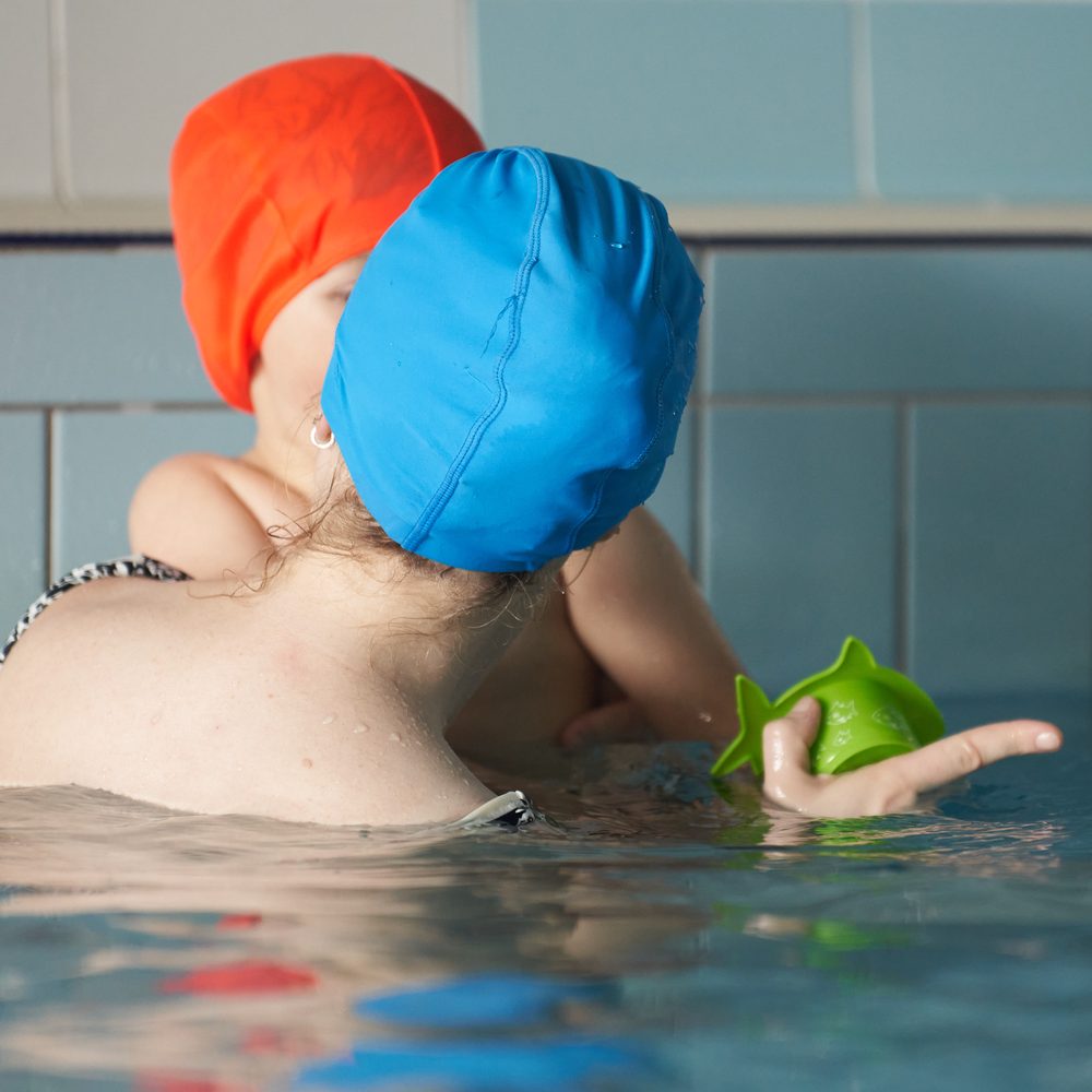 Genitore e bambino in acqua